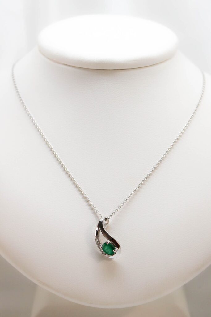 collier en argent avec emeraude