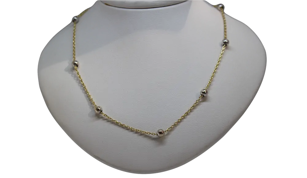 collier de perles sur buste